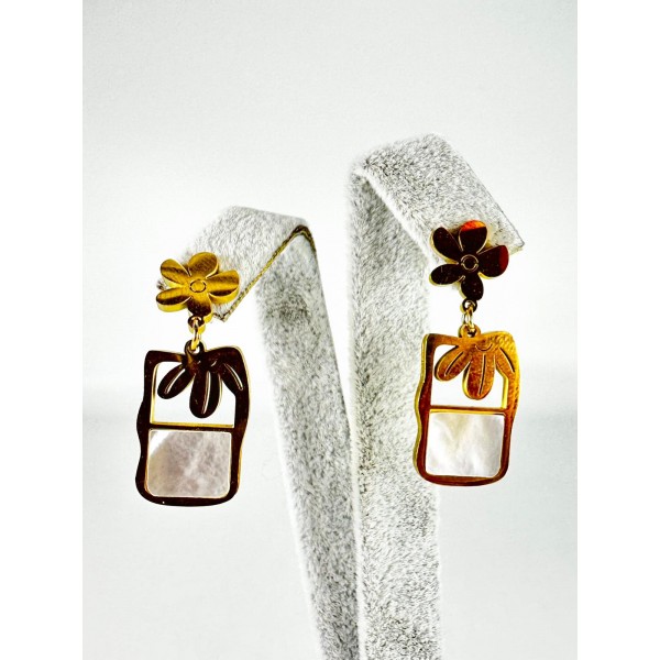 Gold Sedefli Çiçek Detaylı Küpe Gold Sedefli Çiçek Detaylı Küpe